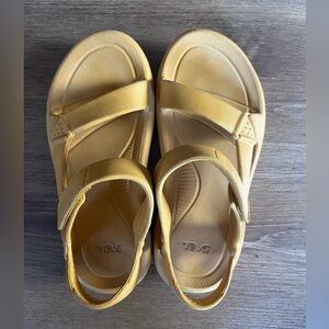 Teva Hurricane Drift Sandal in Mustard women’s size 6